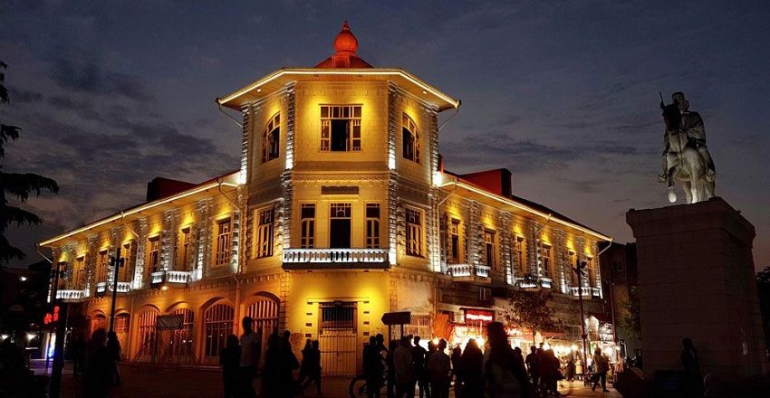 میدان شهرداری در شب