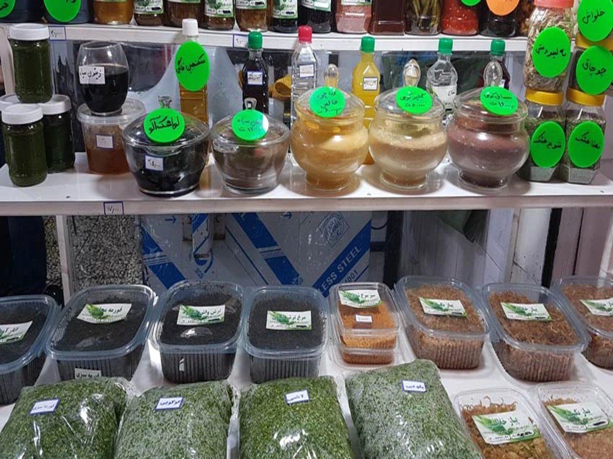 غرفههای خوراکی و سوغات در بازار بزرگ رشت